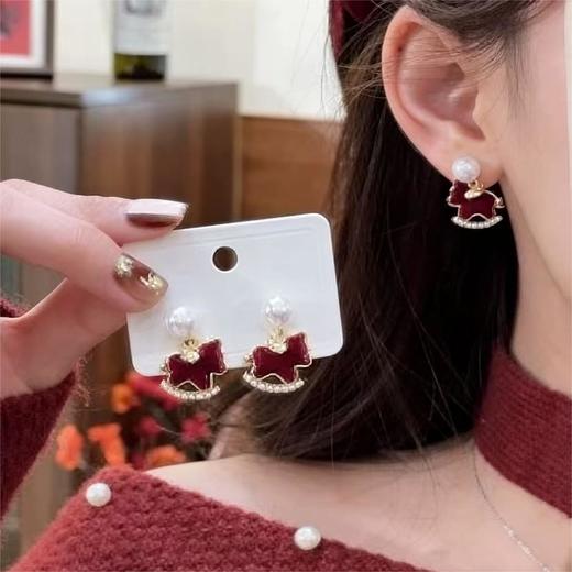 【新年吸睛神器❗️百搭不挑人】2026新款新年喜庆耳环女时尚轻奢高级感耳钉珍珠植绒气质经典耳饰。jc 商品图3