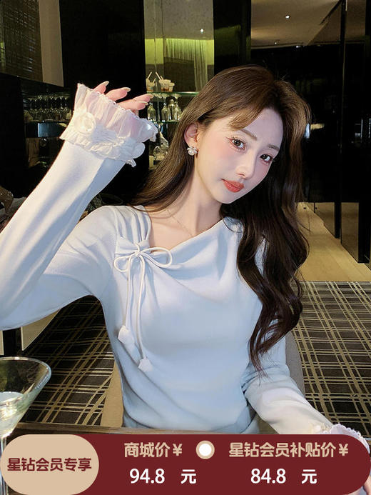 张心子【时髦进阶】设计感温柔法式斜肩露肩上衣 U2602004 商品图0