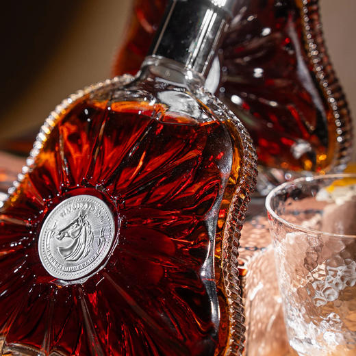 【马年限定】百赢客XO白兰地·马上有彩 700ml/瓶 40%vol 琥珀色酒体醇厚饱满，果香与橡木香交织，层次丰富；独立礼盒包装，尊贵大气 商品图2