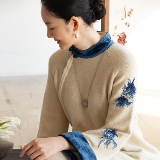 牧衣游原创 手工刺绣羊毛牛绒混织毛织连衣裙古朴改良旗袍茶服 霁 商品图0