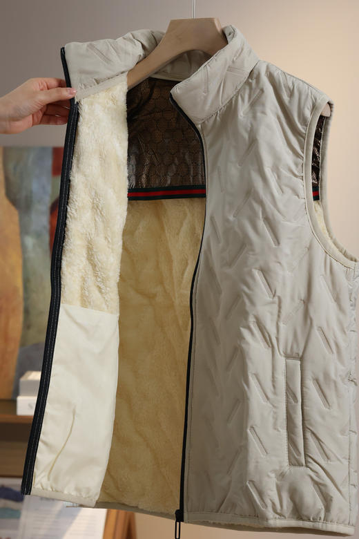 雅鹿线下专柜级品质❗亏本价出❗ 【雅鹿石墨烯羊羔绒男士马甲】 石墨烯蓄热科技，⁭循环锁住温暖 ✅内里加厚加绒保暖又细腻 ✅立领设计，可牢牢锁住温度 商品图3