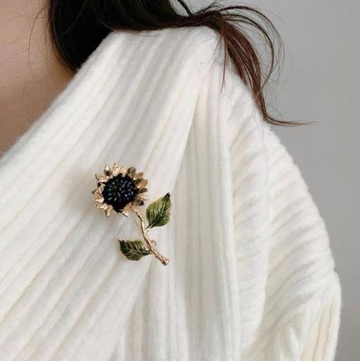 一眼沦陷！【shes茜子栀子花/梵高向日葵胸针】秋冬穿搭的灵魂C位✨不管是自留还是送礼都超合适，细节和质感直接拉满，今天必须按头安利给你们👇0121 商品图2