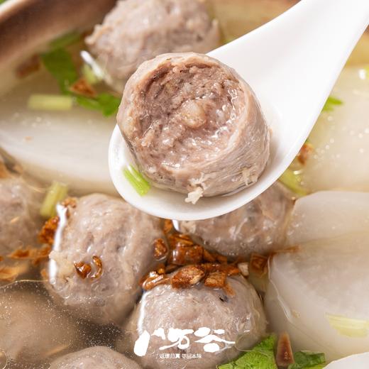 【手工牛肉丸】精选黄牛肉后腿肉，肉质鲜嫩有嚼劲，配料表干净无杂，每一颗都能吃到纯粹的牛肉香。沿用潮汕百年捶打技艺，3000次人工捶打，让肉糜形成天然胶质，弹牙爆汁，Q弹不松散，0防腐剂，家人放心吃。 商品图0