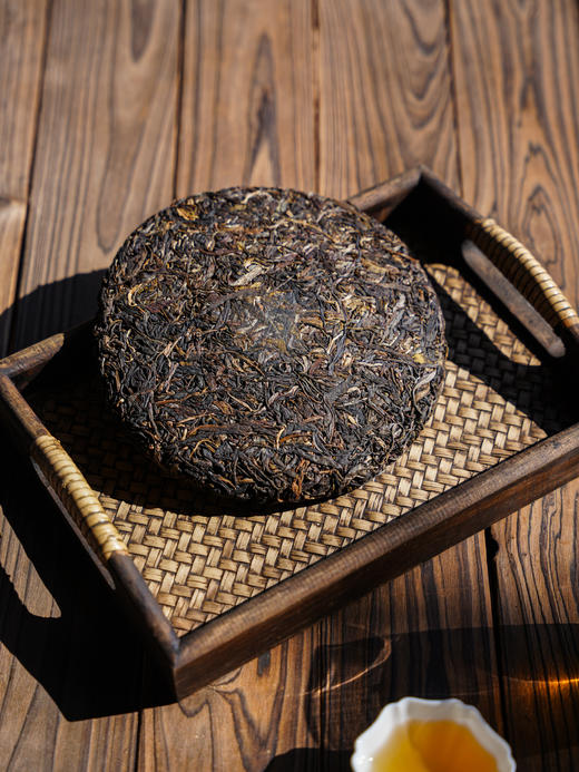 【大漆树春尖】2015年春茶秘境好茶！易武大漆树春尖 藏在麻黑里的回甘王，357克/饼 商品图2