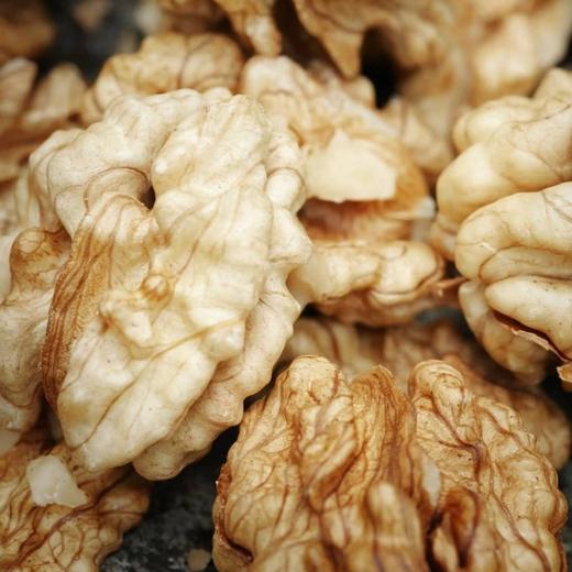 【云南临沧古树核桃油】精选云南临沧海拔2700米雪山镇的百年古树核桃，采用纯物理低温冷榨技术，只取头道初榨精华，完整保留核桃中的不饱和脂肪酸、维生素E和磷脂，营养不流失，更易吸收。 商品图2