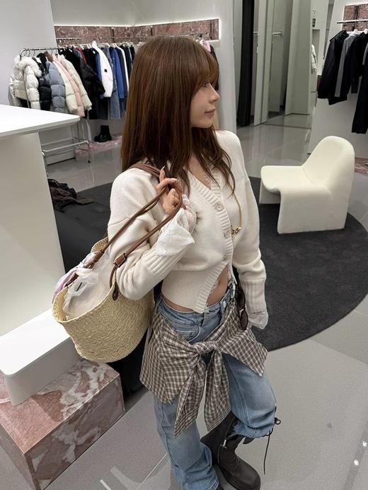 一店k 啊啊啊！甜酷蕾丝杀疯了！！真的太美了！我真是爱了又爱啊！ V领+短款收腰版型，超显比例超显瘦！对小个子姐妹更是超友好！ANN新款蕾丝拼接收腰针织外套 商品图12