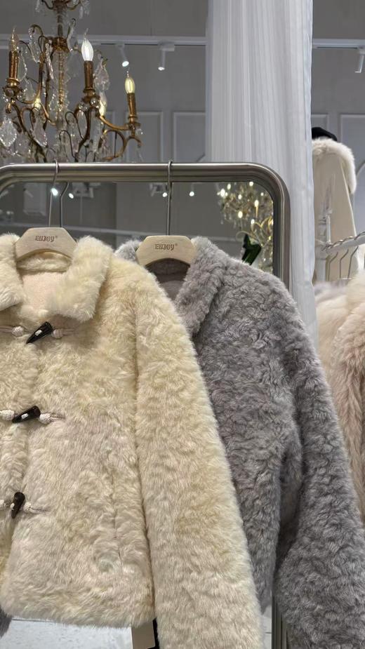 【门店同款】ENJOY冬季“暖冬软糖”翻领牛角扣配包外套 168046133 商品图2