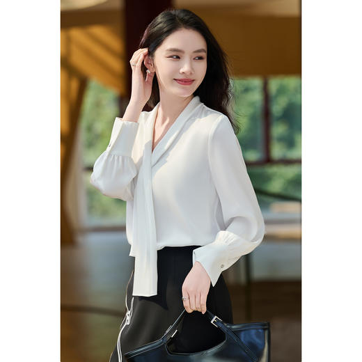 细腻柔光缎面飘带衬衫  经典黑白杏三色 通勤配西装、约会配半裙、开会配西裤皆可！米思阳2026春新款设计感通勤V领飘带领衬衫女5305 商品图7
