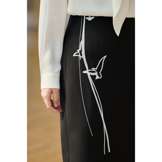 鸢影绣花半身裙 高腰显瘦 贴腹不紧绷 走路/坐下无束缚感 米思阳2026春新款新中式素雅绣花直筒裙高腰修身一步裙半身裙女6011 商品图3