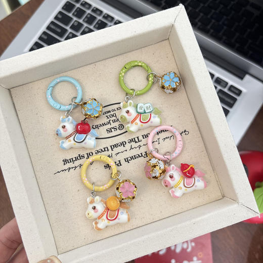 马年专享【9.9抢3个小马铃铛挂件，5种寓意款式任选】马上有钱小马钥匙扣 挂件/书包/家居/配饰，自用/闺蜜/情侣/家人配饰礼物 商品图2