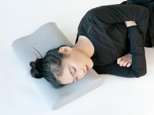 【每天十分钟 颈椎真舒坦】TOTONUT加特林颈椎按摩枕2代 覆盖头颈肩 3D环抱式包裹颈部 振动热敷 舒缓拉伸 软硬结合 直流变频按摩 4档调温 外套可水洗 商品图5