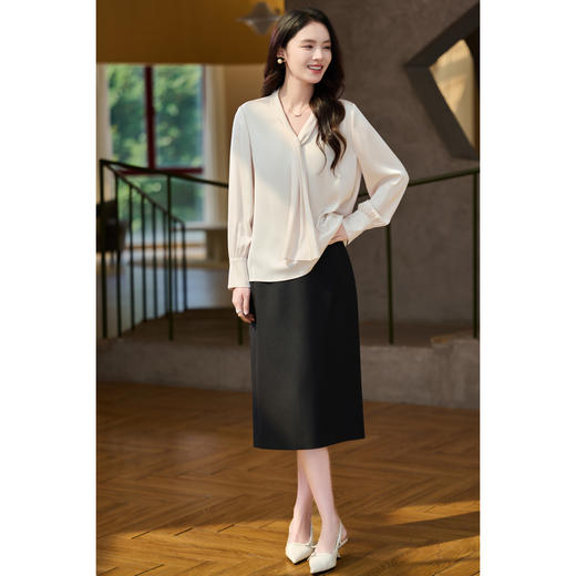 细腻柔光缎面飘带衬衫  经典黑白杏三色 通勤配西装、约会配半裙、开会配西裤皆可！米思阳2026春新款设计感通勤V领飘带领衬衫女5305 商品图3
