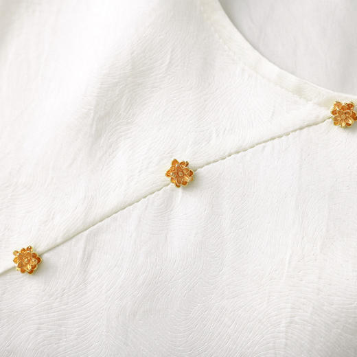 「高货wl」全新升级【铂金会员321/天猫429/差价108】(01826洛诗琳复古新中式奢光醋酸缎面衬衫2026春季新款刺绣圆领国风上衣 商品图3