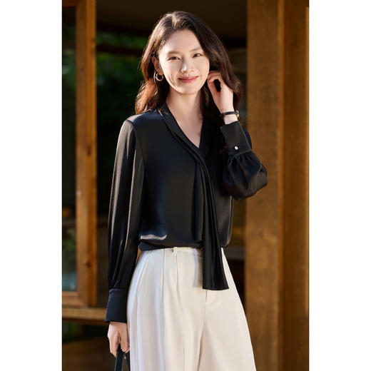 细腻柔光缎面飘带衬衫  经典黑白杏三色 通勤配西装、约会配半裙、开会配西裤皆可！米思阳2026春新款设计感通勤V领飘带领衬衫女5305 商品图8