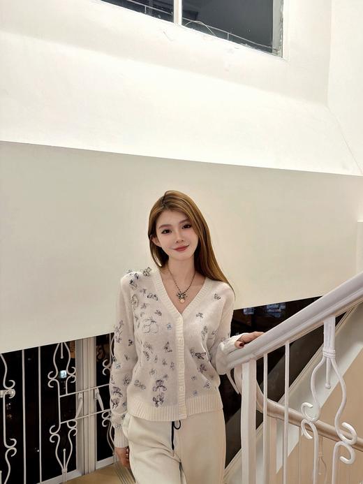 【非质量问题不退】PP06-迪奥 2025早春系列花卉刺绣幻彩纱V领针织开衫(SSJ*PP) 商品图7