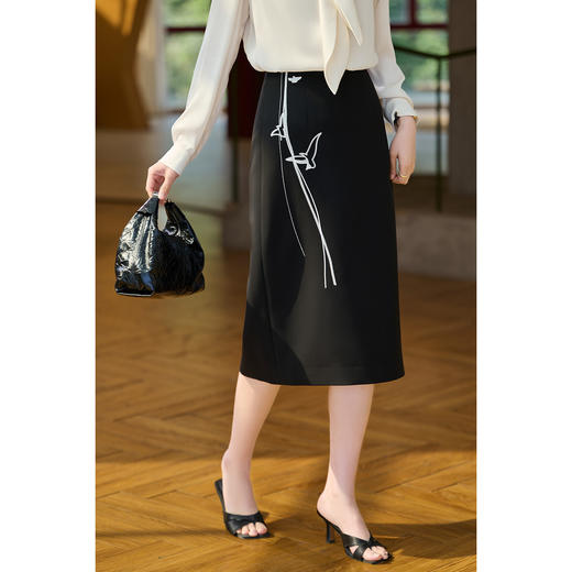 鸢影绣花半身裙 高腰显瘦 贴腹不紧绷 走路/坐下无束缚感 米思阳2026春新款新中式素雅绣花直筒裙高腰修身一步裙半身裙女6011 商品图2