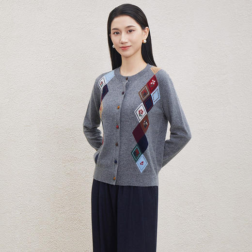 「自」全新升级【铂金会员349/天猫469/差价120】(21728)洛诗琳新款羊毛开衫2026春季时尚通勤百搭撞色菱形格圆领针织外套 商品图0