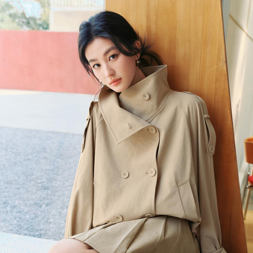【严选】【领感风衣】诗凡黎卡其立领廓形短风衣2026春新款肌理质感短外套7H1460201 商品图2