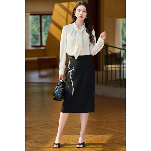 鸢影绣花半身裙 高腰显瘦 贴腹不紧绷 走路/坐下无束缚感 米思阳2026春新款新中式素雅绣花直筒裙高腰修身一步裙半身裙女6011 商品图4