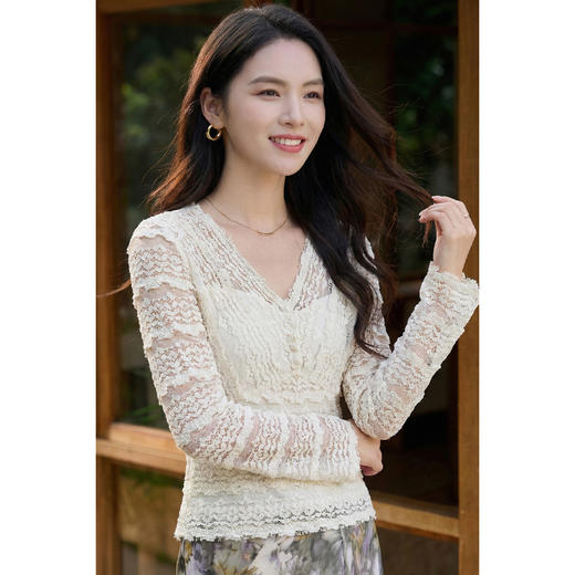 剩S/L 云朵软蕾丝上衣 再生天丝精梳棉混纺 精致不臃肿 米思阳2026春新款法式蕾丝V领小衫气质女人味内搭上衣1519 商品图1