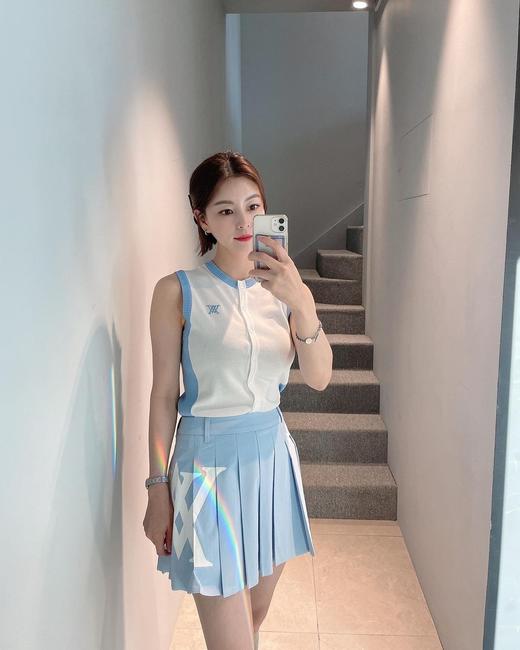 Anew家新款女士针织薄款背心来了！韩单出口剩余现货。天蓝配白色超美，减龄又显气色，黑白经典显气质，搭裙子裤子都可，除了寒冬其他季节都能穿搭，简约百搭，可以很好的调节头身比例，小价位，大家可冲了！ 商品图3