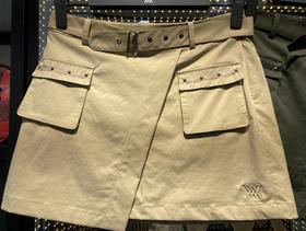 Anew家女士大LOGO印花百褶裙来了！整个裙摆压百褶，侧边搭配标志性撞色LOGO，长度适中，裙子层次感特别好，百褶自然散开，很好修饰身材，显瘦显腿长，上身后便会深深的体会到剪裁的功力！