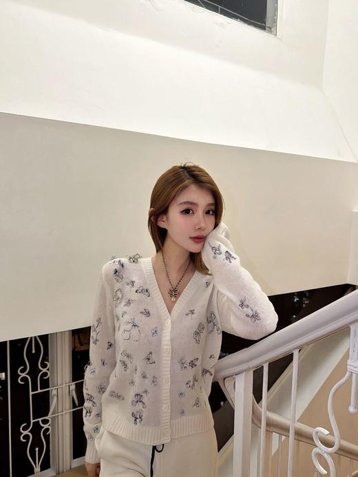 【非质量问题不退】PP06-迪奥 2025早春系列花卉刺绣幻彩纱V领针织开衫(SSJ*PP) 商品图6