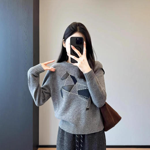 羊皮几何小马！2026品质装饰图案纯羊毛针织灰色圆领套头毛衣新款！ 商品图0
