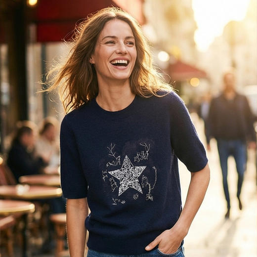 【咕咕同款】KINGDEER/KD女式简约高级感刺绣短袖羊绒衫L805512轻运动/花朵/休闲款鹿王 商品图4