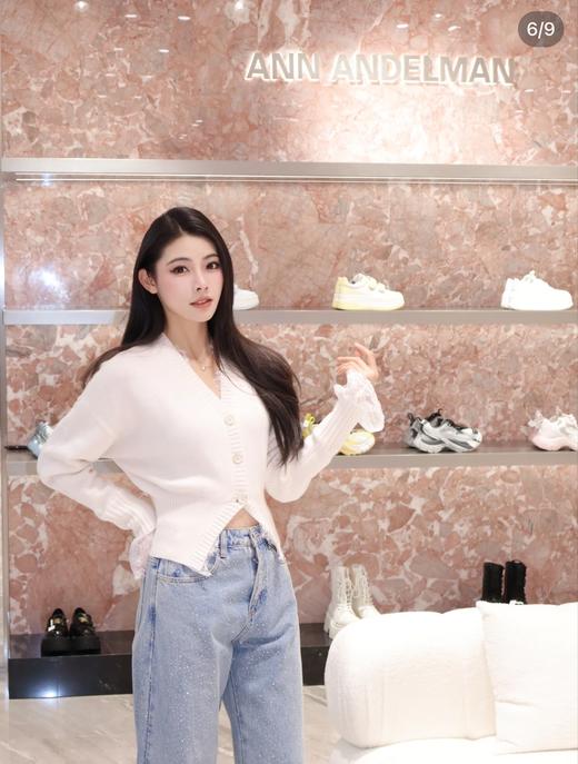 一店k 啊啊啊！甜酷蕾丝杀疯了！！真的太美了！我真是爱了又爱啊！ V领+短款收腰版型，超显比例超显瘦！对小个子姐妹更是超友好！ANN新款蕾丝拼接收腰针织外套 商品图8