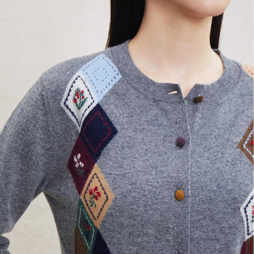 「自」全新升级【铂金会员349/天猫469/差价120】(21728)洛诗琳新款羊毛开衫2026春季时尚通勤百搭撞色菱形格圆领针织外套 商品图2