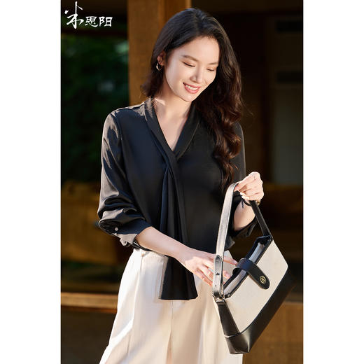 细腻柔光缎面飘带衬衫  经典黑白杏三色 通勤配西装、约会配半裙、开会配西裤皆可！米思阳2026春新款设计感通勤V领飘带领衬衫女5305 商品图2