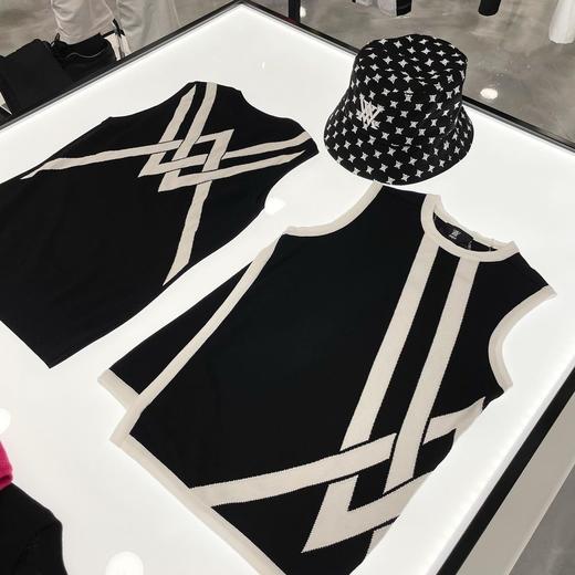 ANEW情侣款针织背心来了！将简约和潮流美学融入到日常款式中的设计很难不爱！颜值真是太能打了，百搭实穿的单品！剪裁不挑身形。 商品图1