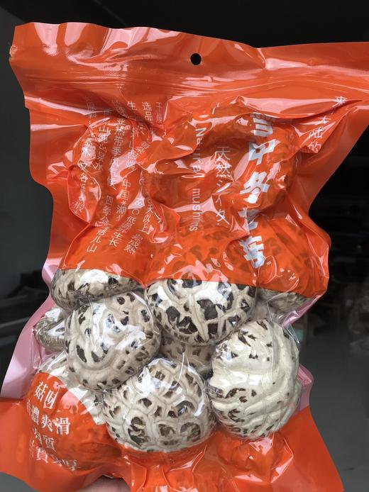 供港花菇，港款雪中冬花菇 拥有素鲍鱼之美誉 深山栎木与山泉水滋养 菇粉厚实 一斤干能泡7-8斤 去菇柄发货基地直邮 商品图4