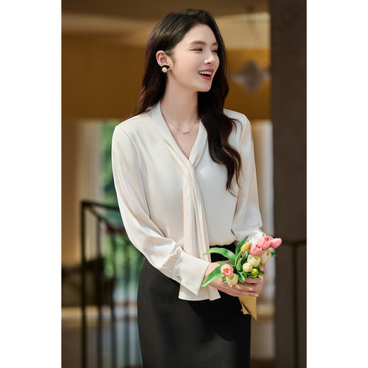 细腻柔光缎面飘带衬衫  经典黑白杏三色 通勤配西装、约会配半裙、开会配西裤皆可！米思阳2026春新款设计感通勤V领飘带领衬衫女5305 商品图10