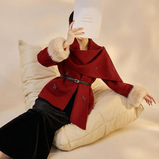 「自」全新升级【铂金会员735/天猫989/差价254】(14830)洛诗琳新中式小马刺绣外套2025冬季气质显瘦狐狸毛袖双面呢羊毛大衣 商品图0