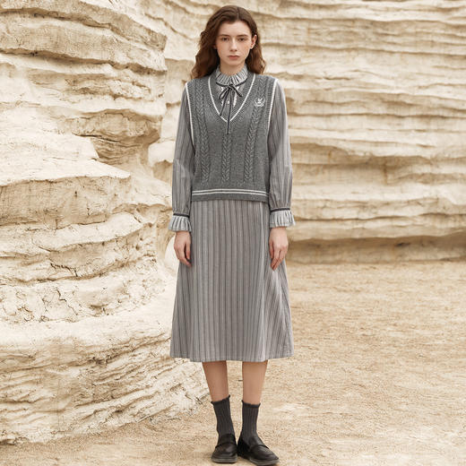 Famecoco范可儿撞色边V领针织马夹秋冬麻花编织学院风减龄叠穿女式毛衫FAB8CA026 商品图4