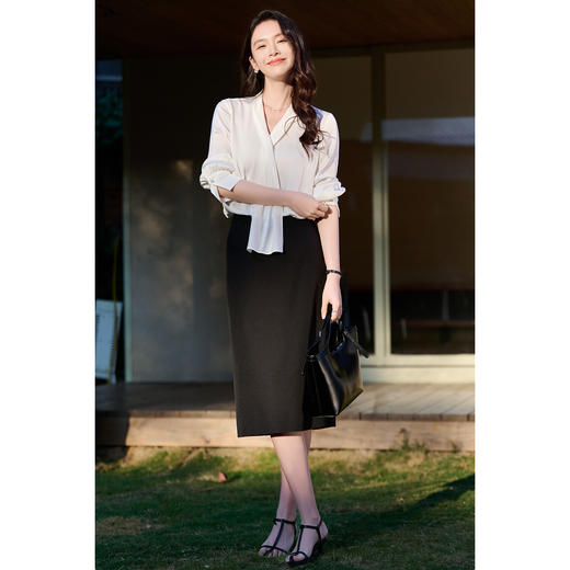 细腻柔光缎面飘带衬衫  经典黑白杏三色 通勤配西装、约会配半裙、开会配西裤皆可！米思阳2026春新款设计感通勤V领飘带领衬衫女5305 商品图5
