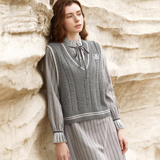 Famecoco范可儿撞色边V领针织马夹秋冬麻花编织学院风减龄叠穿女式毛衫FAB8CA026 商品图1