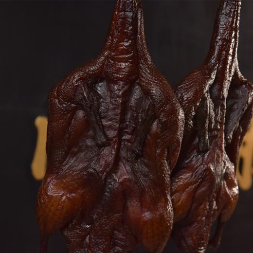 新鲜生产的万隆酱鸭2只 单独真空包装 百年历史 传统酱制手艺 好吃不贵 入手不亏550g左右/只 商品图1