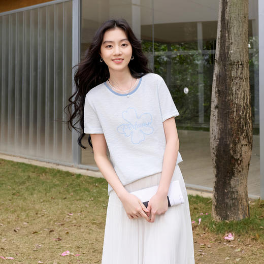 三彩2026春季新款休闲花朵字母绣花T恤套头上衣圆领正肩短袖S 商品图2