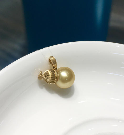 【新年优惠特价】小葫芦18K金镶南洋金珠吊坠，9-10mm珠，镜面珠光（不含链子） 商品图2