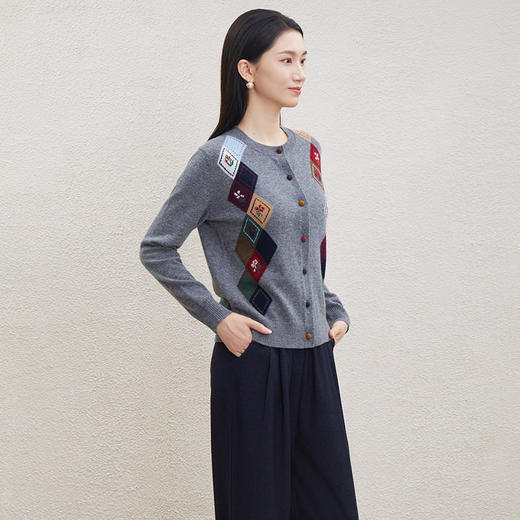 「自」全新升级【铂金会员349/天猫469/差价120】(21728)洛诗琳新款羊毛开衫2026春季时尚通勤百搭撞色菱形格圆领针织外套 商品图1