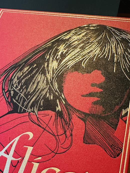 【现货】《爱丽丝漫游奇境与穿越镜中世界》红色进口漆布款，三面鎏金书口，加赠译者签名钤印书票 商品图4