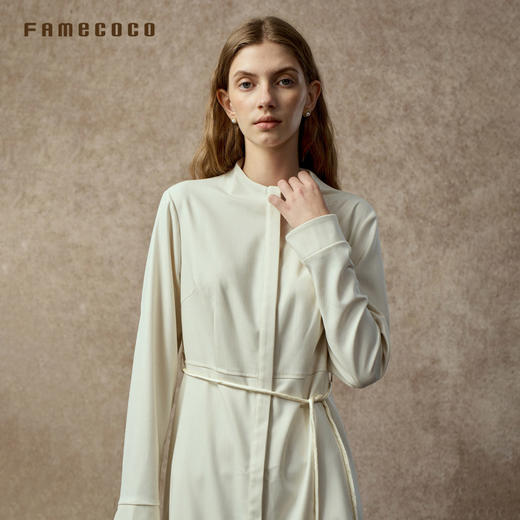 Famecoco范可儿优雅通勤气质立领收腰连衣裙杏色极简衬衫裙FAC8FA014 商品图1