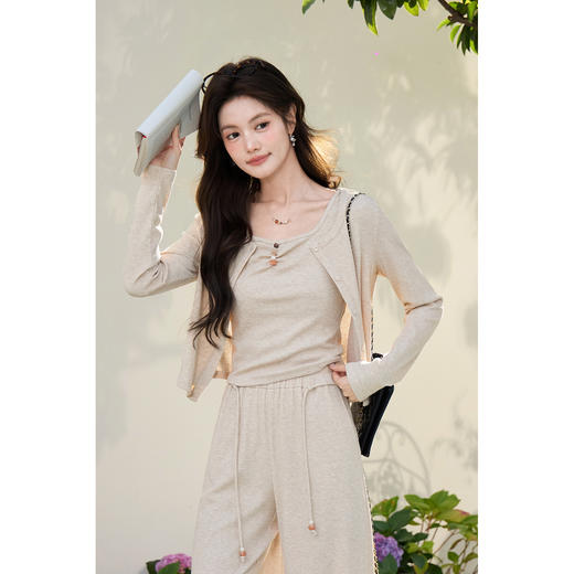 鹿向南「闲暇慵懒」燕麦色长袖针织衫女春季新款高腰休闲裤套装 商品图2