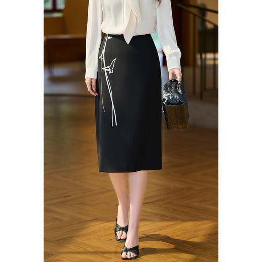 鸢影绣花半身裙 高腰显瘦 贴腹不紧绷 走路/坐下无束缚感 米思阳2026春新款新中式素雅绣花直筒裙高腰修身一步裙半身裙女6011 商品图1