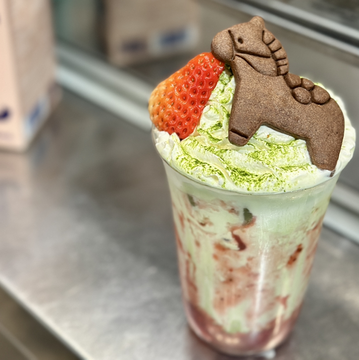 抹茶草莓牛乳