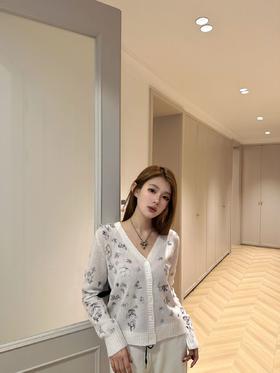 【非质量问题不退】PP06-迪奥 2025早春系列花卉刺绣幻彩纱V领针织开衫(SSJ*PP)