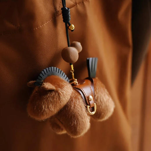 呈白X徐悲鸿美术馆马上福禄小马随身香挂|奢牌工艺水准，随手挂包出片又有大牌感 商品图0